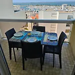 Vue Panoramique Sur Bassin,piscine Et Terrasse