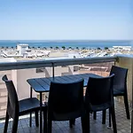 Vue Panoramique Sur Bassin,piscine Et Terrasse *