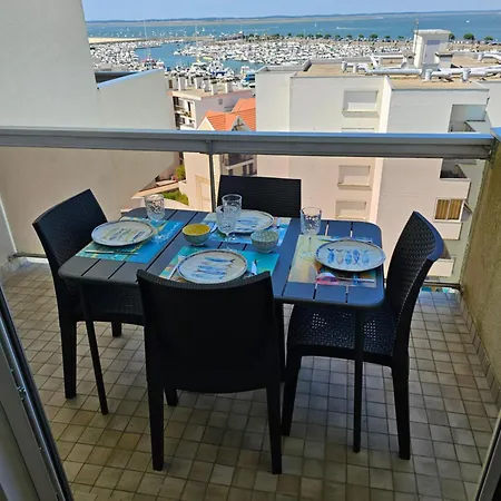 Vue Panoramique Sur Bassin,piscine Et Terrasse