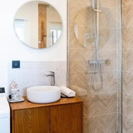 Vue Panoramique Sur Bassin,piscine Et Terrasse