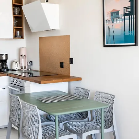 Vue Panoramique Sur Bassin,piscine Et Terrasse *