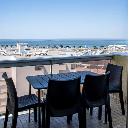Vue Panoramique Sur Bassin,piscine Et Terrasse *