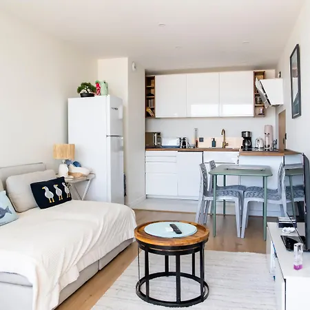 Vue Panoramique Sur Bassin,piscine Et Terrasse *