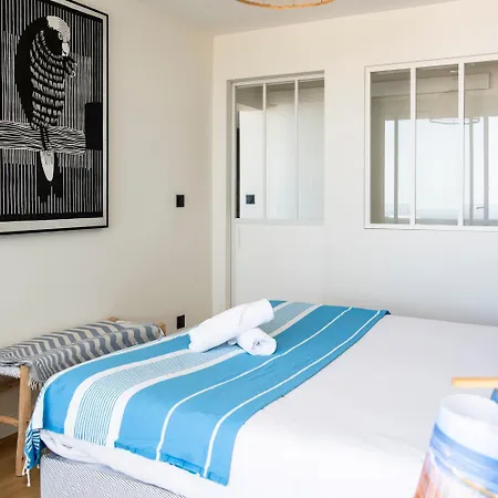 Vue Panoramique Sur Bassin,piscine Et Terrasse *